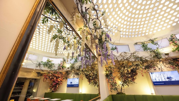 A restaurant with green booths, yellow chairs, and tables. - Genius Hotel Downtown (Milan)