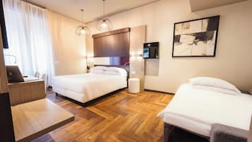 Kolmen hengen huone | Minibaari, tallelokero huoneessa, työpöytä, silitysrauta/-lauta