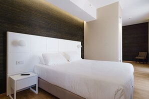 Junior Suite, Terrace | Down duvets, minibar, in-room safe, desk - Boston Hotel (Bari)