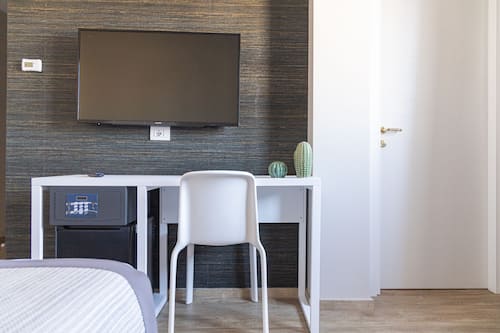 Deluxe Room, 1 Queen Bed | Television