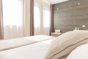 Habitación Deluxe, 1 cama Queen size | Edredón, minibar, caja de seguridad en la habitación y escritorio 