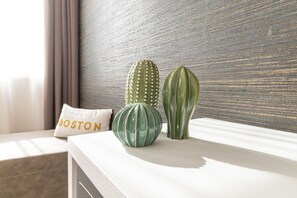 Deluxe Room, 1 Queen Bed | Living room | TV