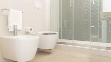 Deluxe-Zweibettzimmer | Badezimmer | Dusche, kostenlose Toilettenartikel, Haartrockner, Bidet