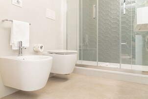 Deluxe-Zweibettzimmer | Badezimmer | Dusche, kostenlose Toilettenartikel, Haartrockner, Bidet