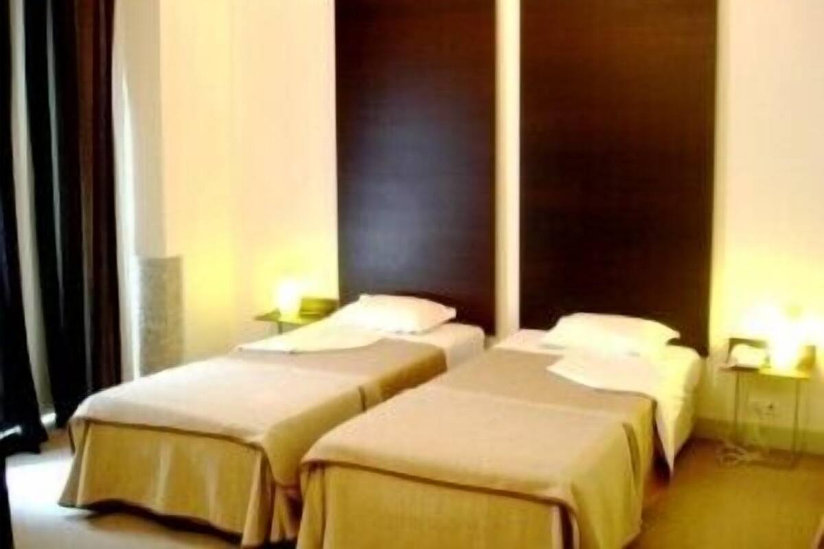 Twin Room | Minibar, in-room safe, soundproofing, free cribs/infant beds