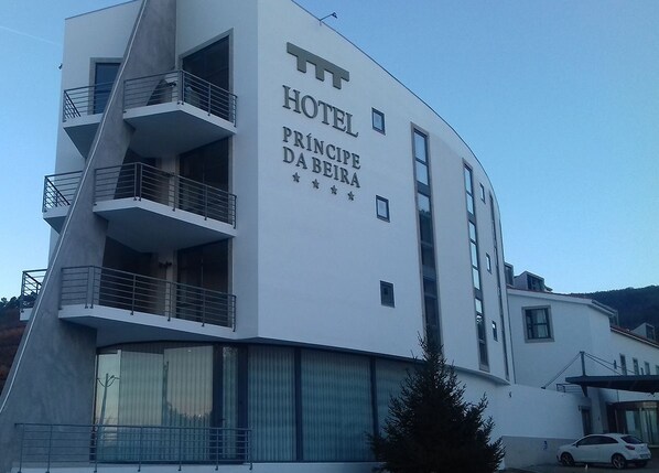 A modern hotel building with balconies and large windows. - Príncipe da Beira Hotel (Fundao)