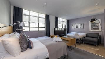 Habitación Deluxe (Family) | Ropa de cama hipoalergénica, caja fuerte, escritorio y cortinas opacas