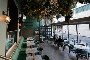Breakfast, lunch, dinner and brunch served - Apex City of London Hotel (London)