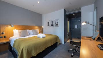 Hypo-allergenic bedding, minibar, in-room safe, desk