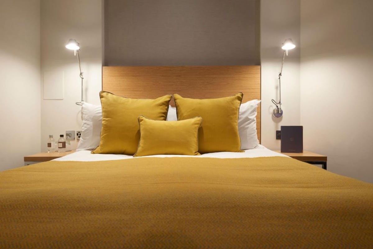City Essential Room | Hypo-allergenic bedding available, minibar, in-room safe, desk