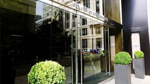 The entrance of the Apex City of London Hotel with a glass facade and a sign above the doors. - Apex City of London Hotel (London)