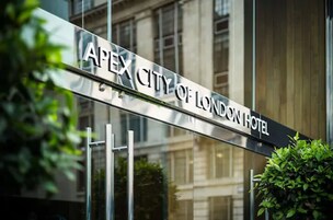 Schild für das Apex City of London Hotel.