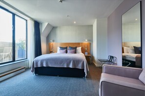 Deluxe Room, 1 Katil Raja (King) (with Balcony) | Peralatan tempat tidur hipoalergenik, bar mini, peti besi dalam bilik 