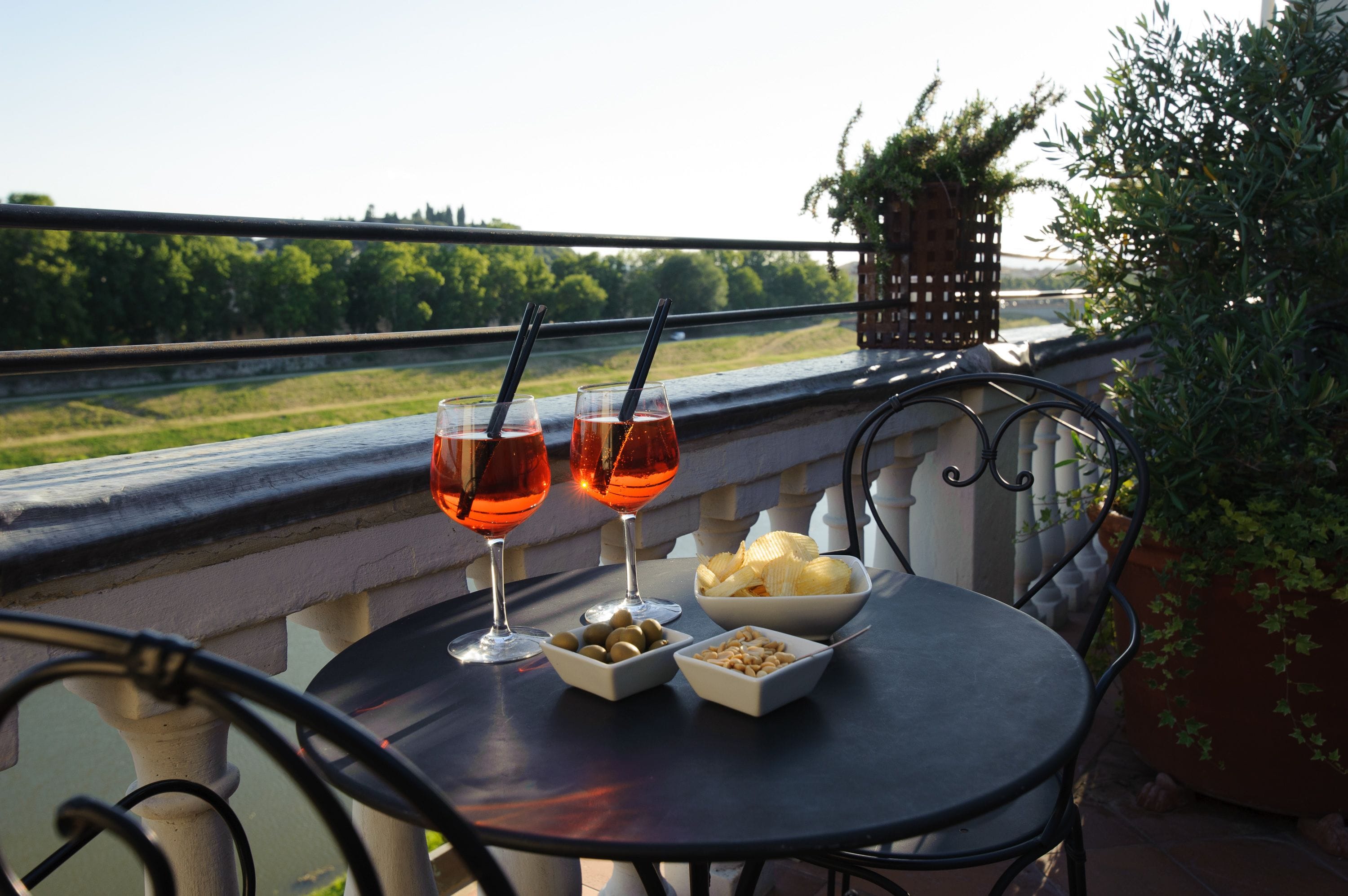 Premium tweepersoonskamer, uitzicht op rivier | Uitzicht vanaf balkon