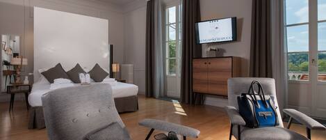 套房, 露台 | 高档床上用品、迷你吧、客房内保险箱、办公桌