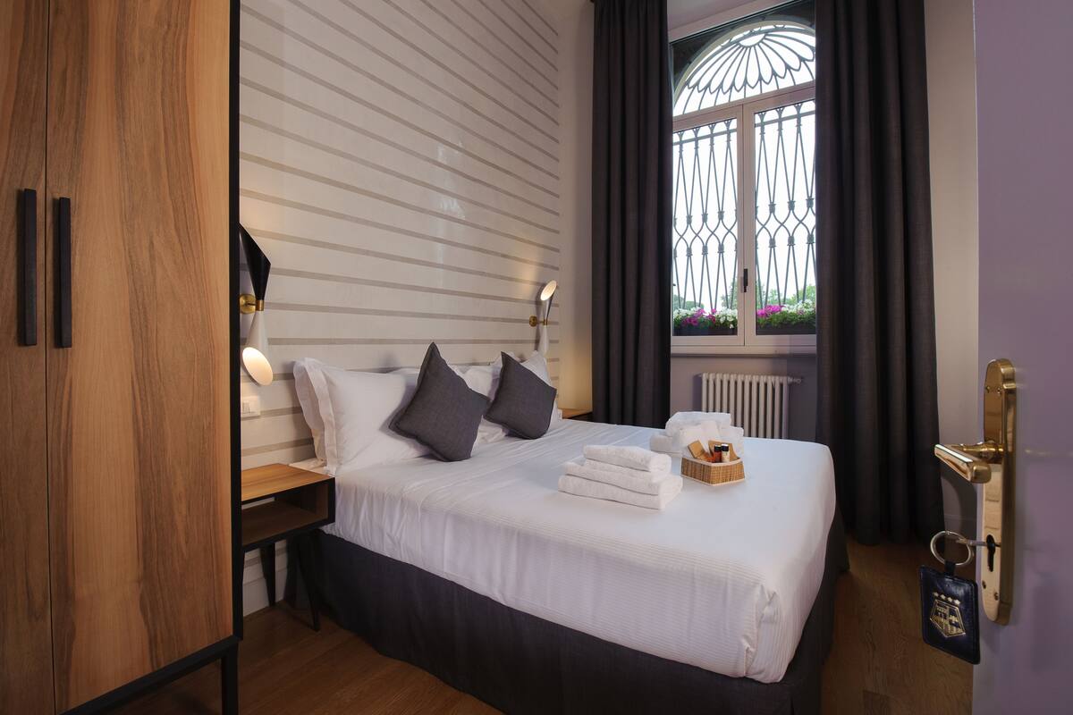 deluxe double room | 1 bedroom, premium bedding, minibar, in-room safe