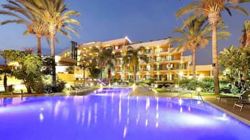 Een buitenzwembad en parasols bij het zwembad