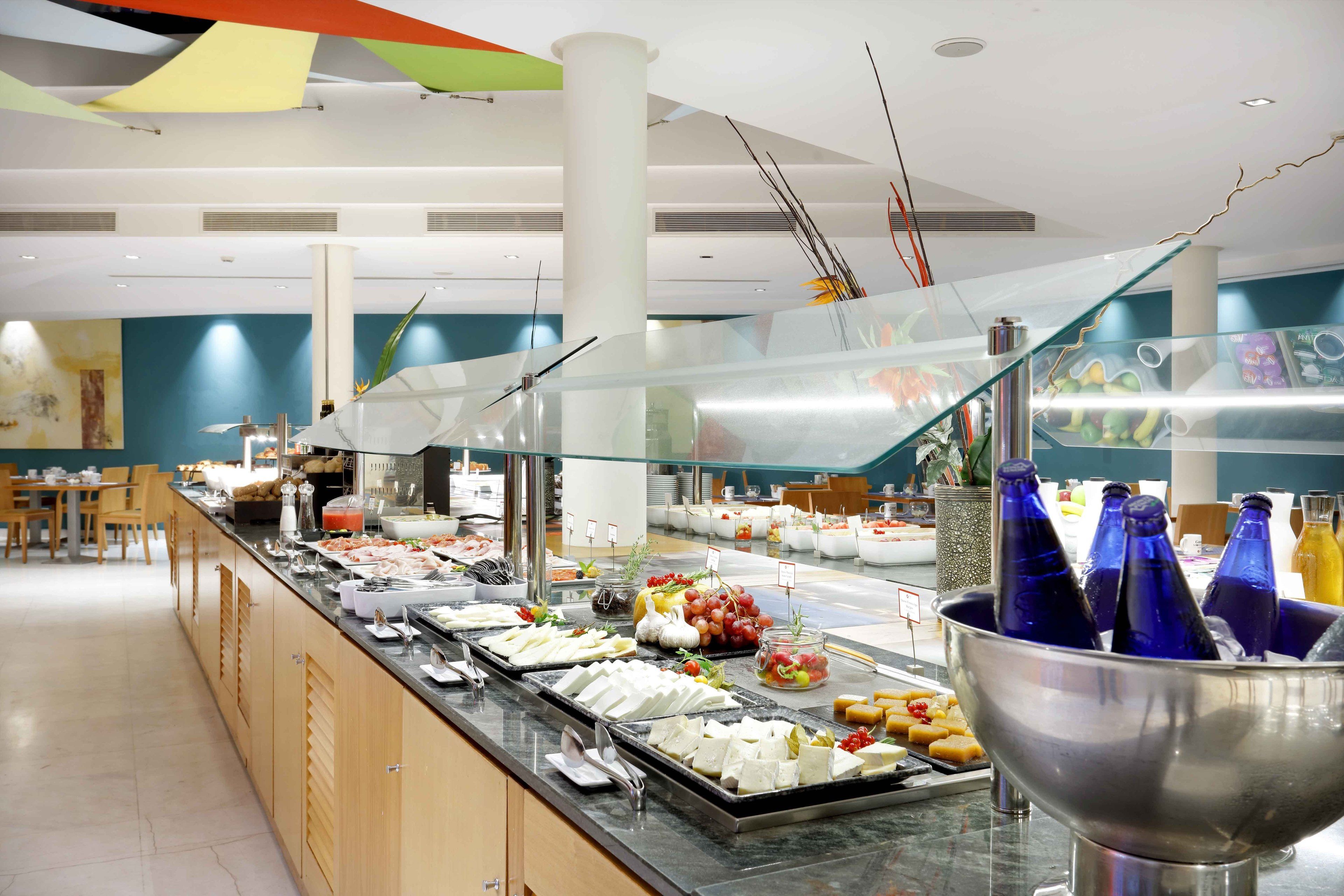 Un buffet proposant une variété de plats et une vitrine réfrigérée.