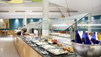 Un buffet proposant une variété de plats et une vitrine réfrigérée.