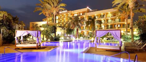 Outdoor pool, pool umbrellas