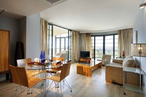 Minibar, Zimmersafe, Schreibtisch, Verdunkelungsvorhänge