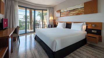 Een minibar, een kluis op de kamer, een bureau, verduisterende gordijnen