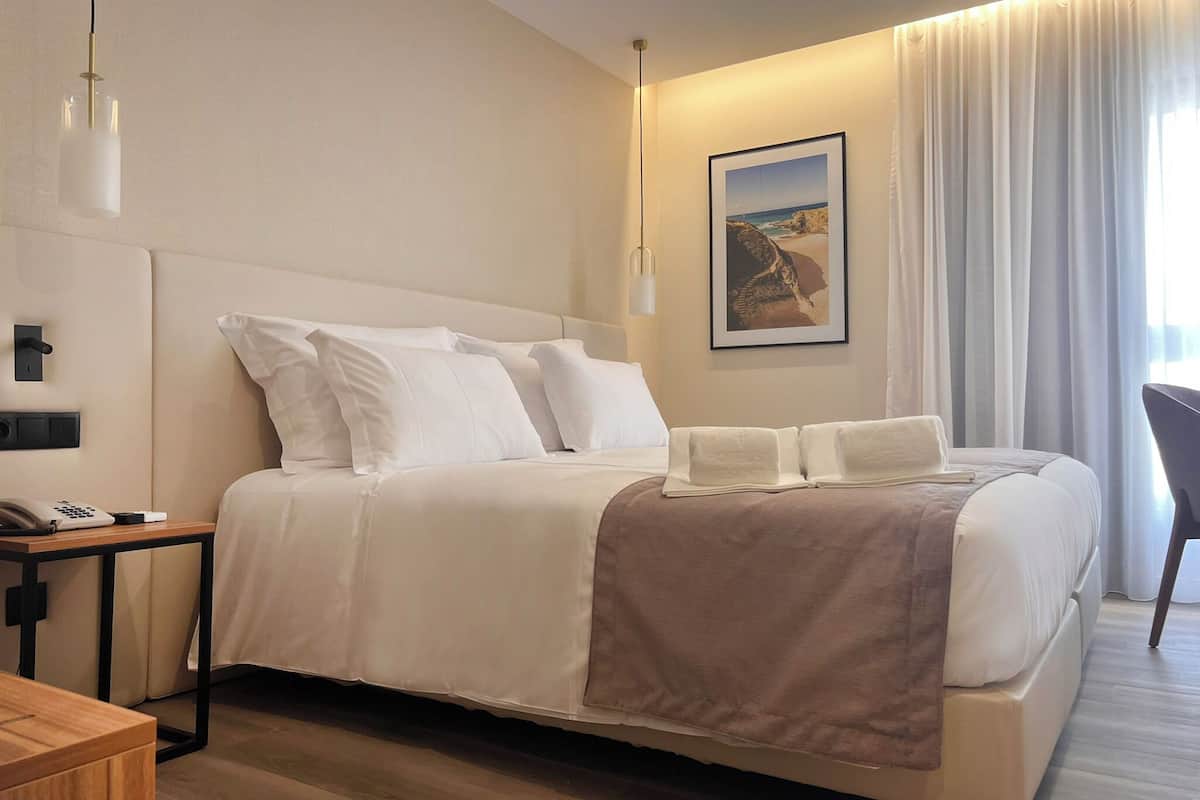 Escrivaninha, cortinas blackout, Wi-Fi de cortesia, roupa de cama