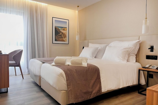 Skrivebord, blendingsgardiner, wi-fi (inkludert) og sengetøy