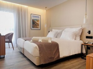 Escrivaninha, cortinas blackout, Wi-Fi de cortesia, roupa de cama