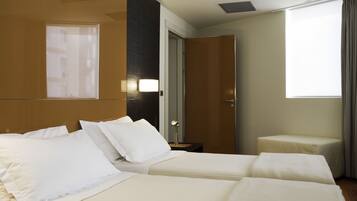 Literie hypoallergénique, minibar, coffres-forts dans les chambres