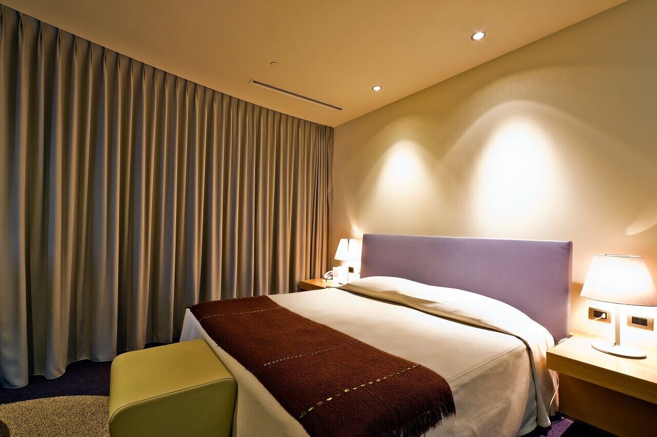 Hypo-allergenic bedding, minibar, in-room safe, desk
