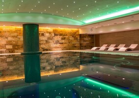 Bubbelpool, kroppsbehandlingar, kroppsskrubb och ansiktsbehandlingar