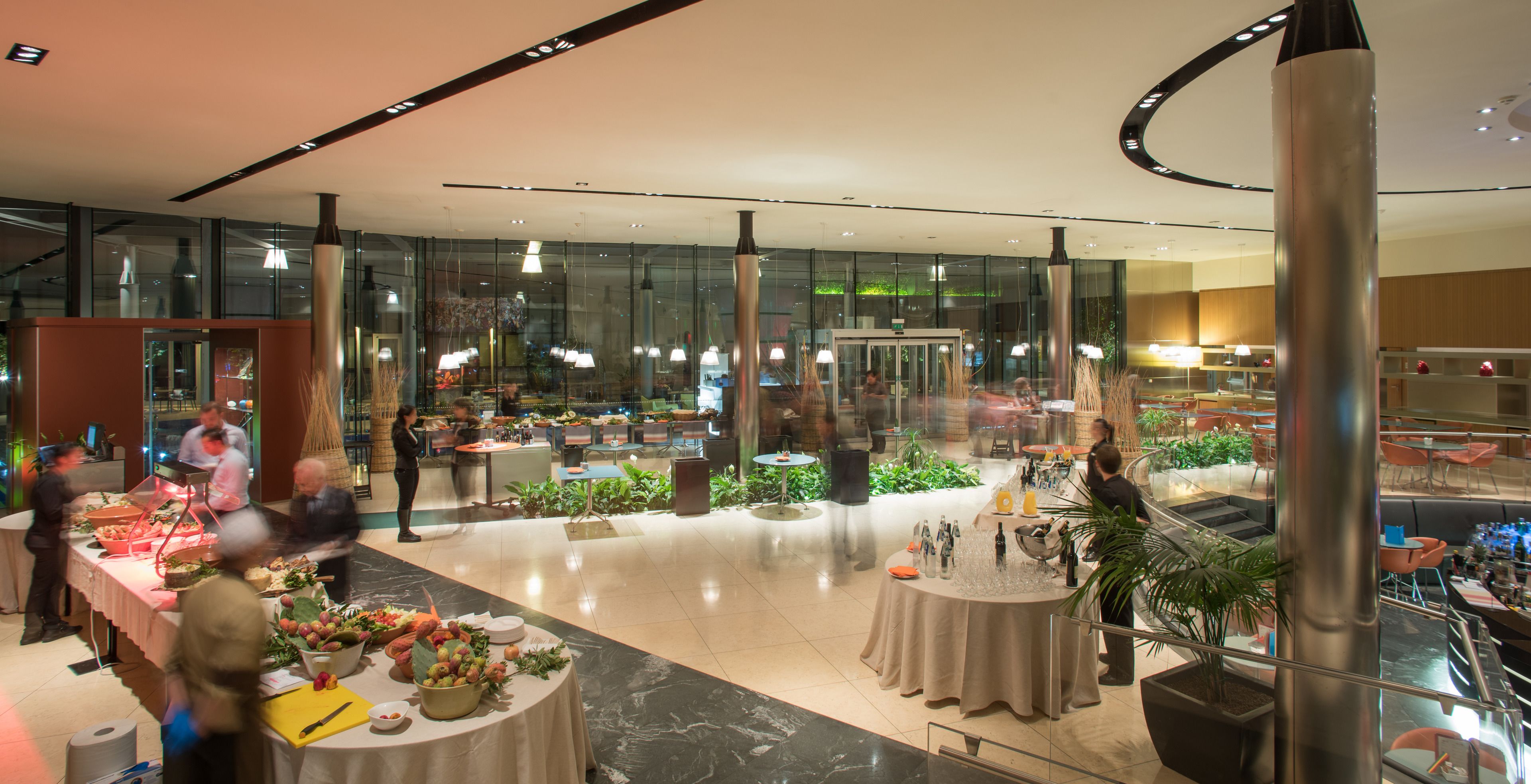 2 restaurants, lunch, dinner served; local cuisine