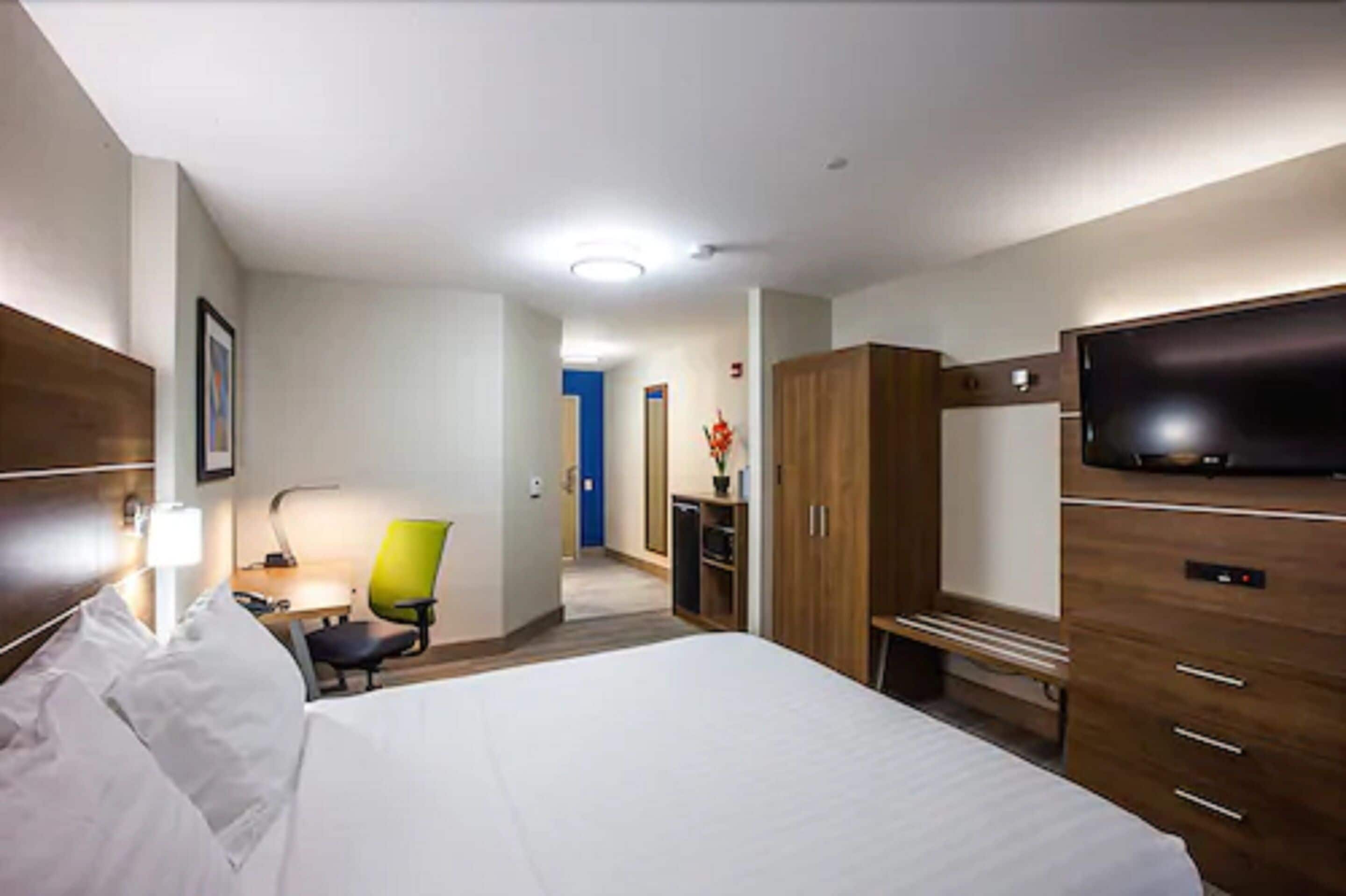 standard room, 1 queen bed, mobility accessible (mobility, roll in shower) | 1 bedroom, premium bedding, down duvets, desk