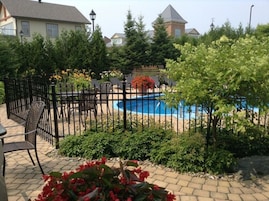 Una piscina al aire libre de temporada