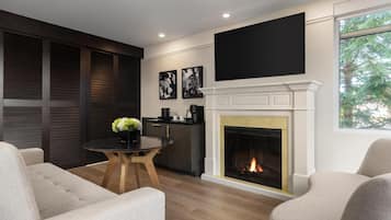 Junior Suite, 1 King Bed | Living area | 27-inch flat-screen TV with cable channels