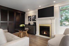 Junior Suite, 1 King Bed | Living area