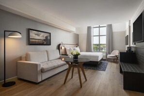 Quarto, 1 cama King (Kitchen, Sofabed) | Área de estar | TV de tela plana 27 polegadas com canais a cabo