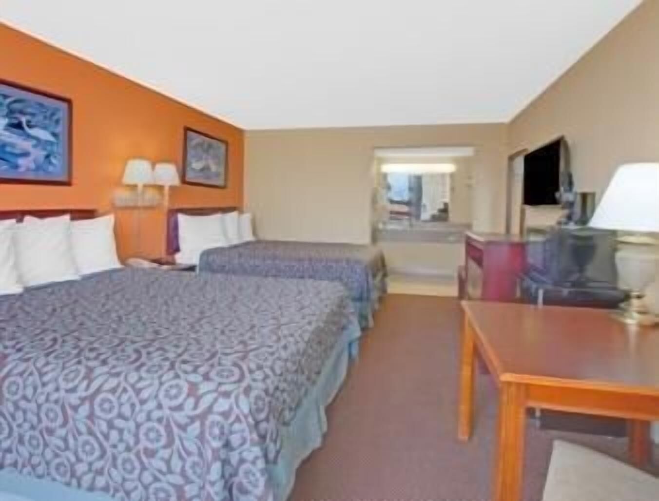 Meja, ruang kerja komputer riba, langsir/tirai gelap terus 