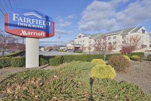 Een Fairfield Inn & Suites Marriott bordje met een gebouw op de achtergrond.
