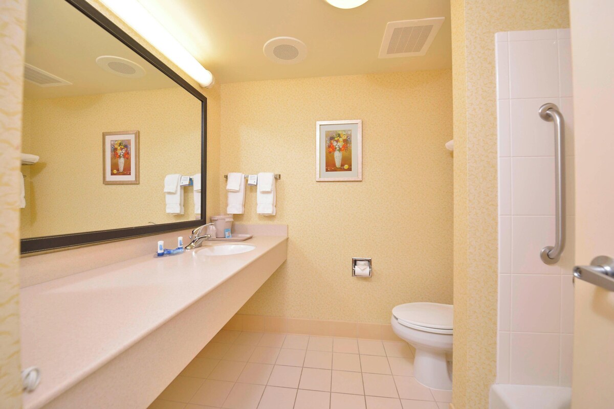 Een badkamer met een wastafel, toilet en douche.