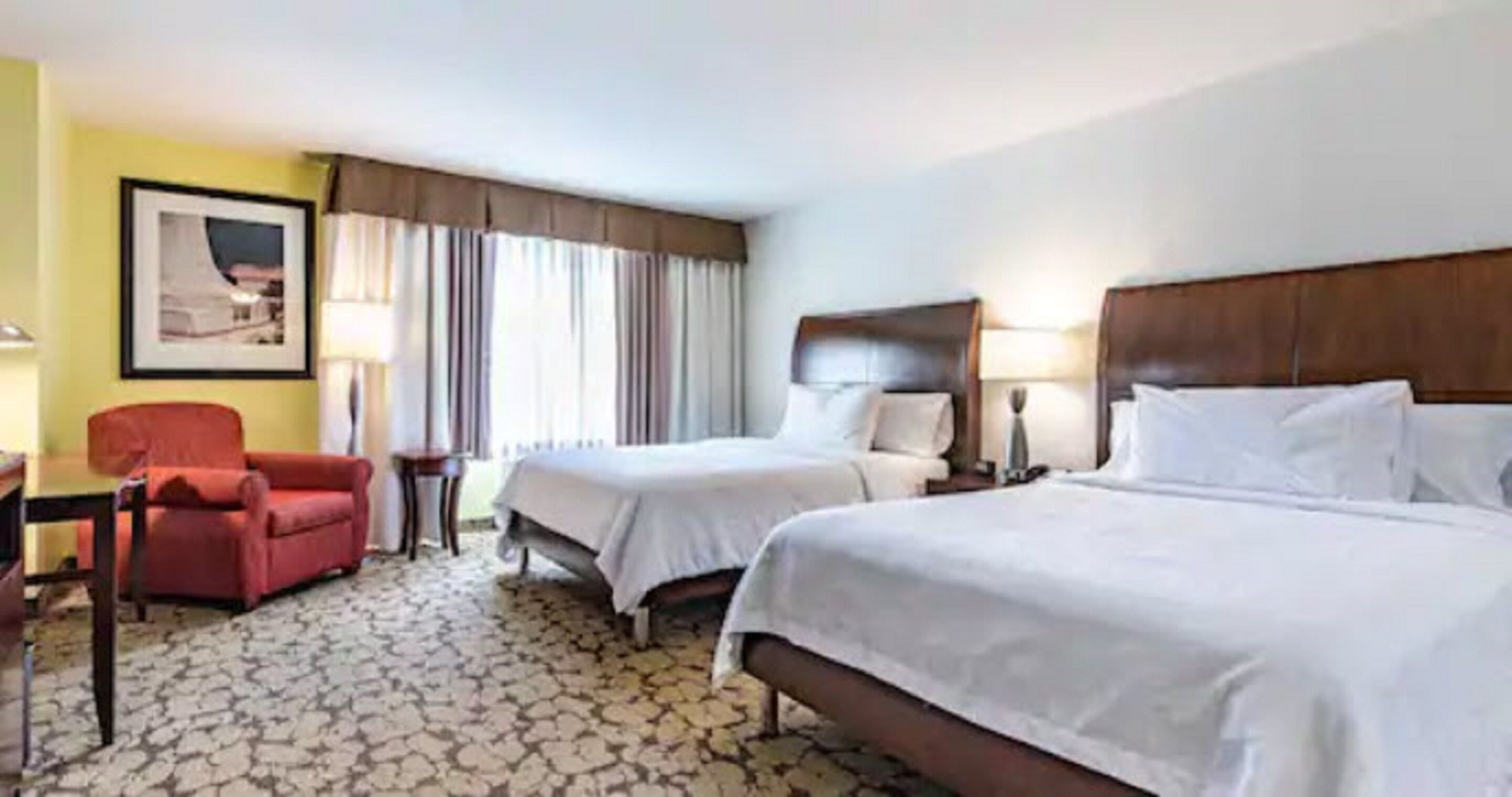 Cofres nos quartos, escrivaninha, ferros/tábuas de passar roupa