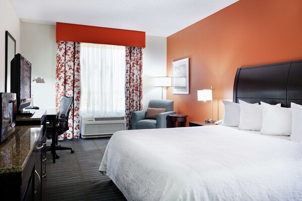 Skrivebord, strykejern/-brett og barnesenger (inkludert)