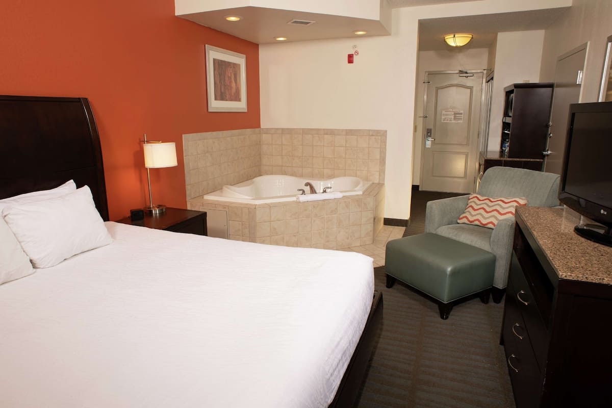 One king whirlpool | Bathroom | Combined shower/tub, free toiletries, hair dryer, towels