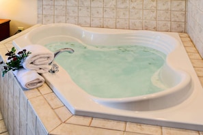 One king whirlpool | Bathroom | Combined shower/tub, free toiletries, hair dryer, towels - Hilton Garden Inn Springfield, IL. (Springfield)