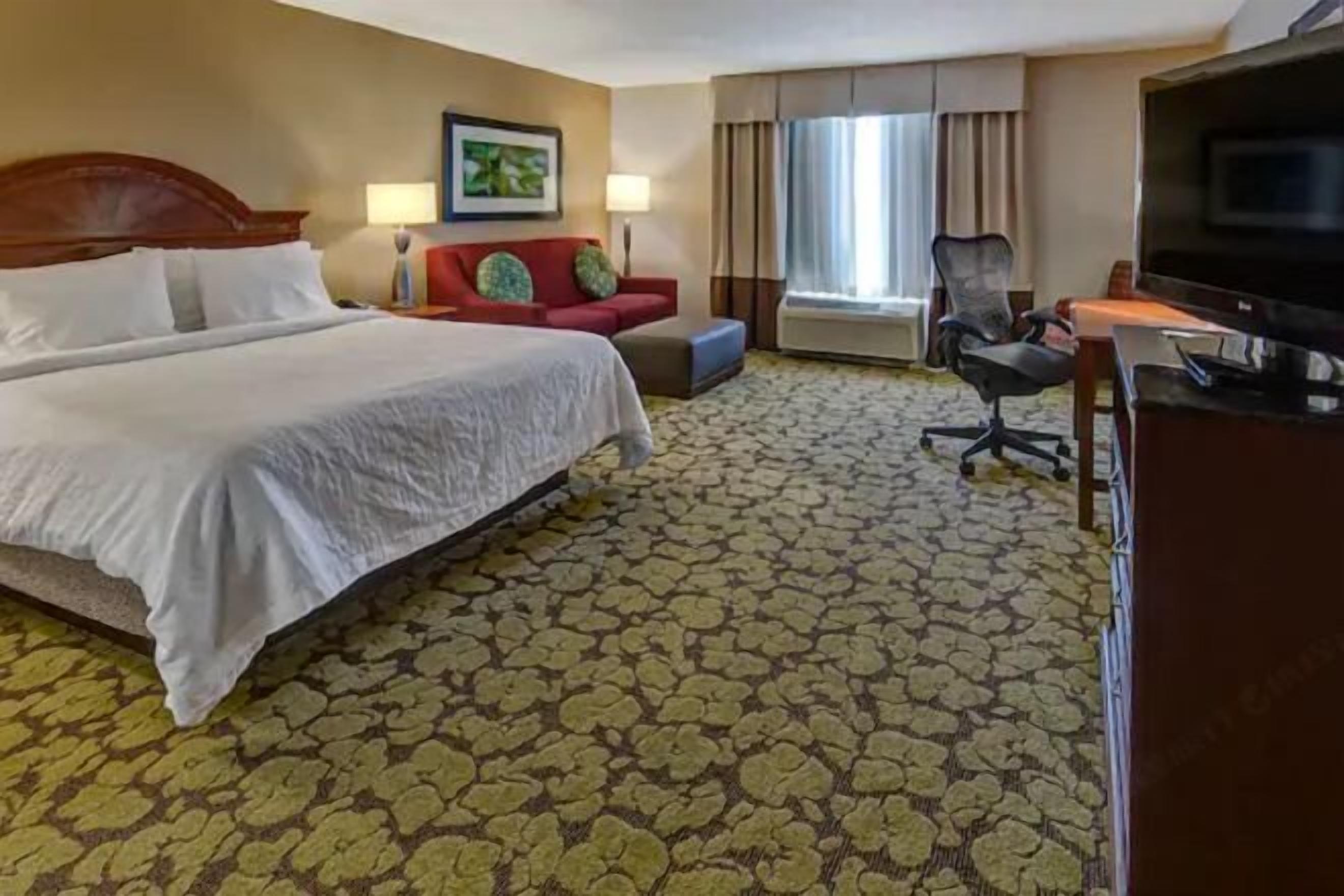 Premium bedding, in-room safe, desk, iron/ironing board