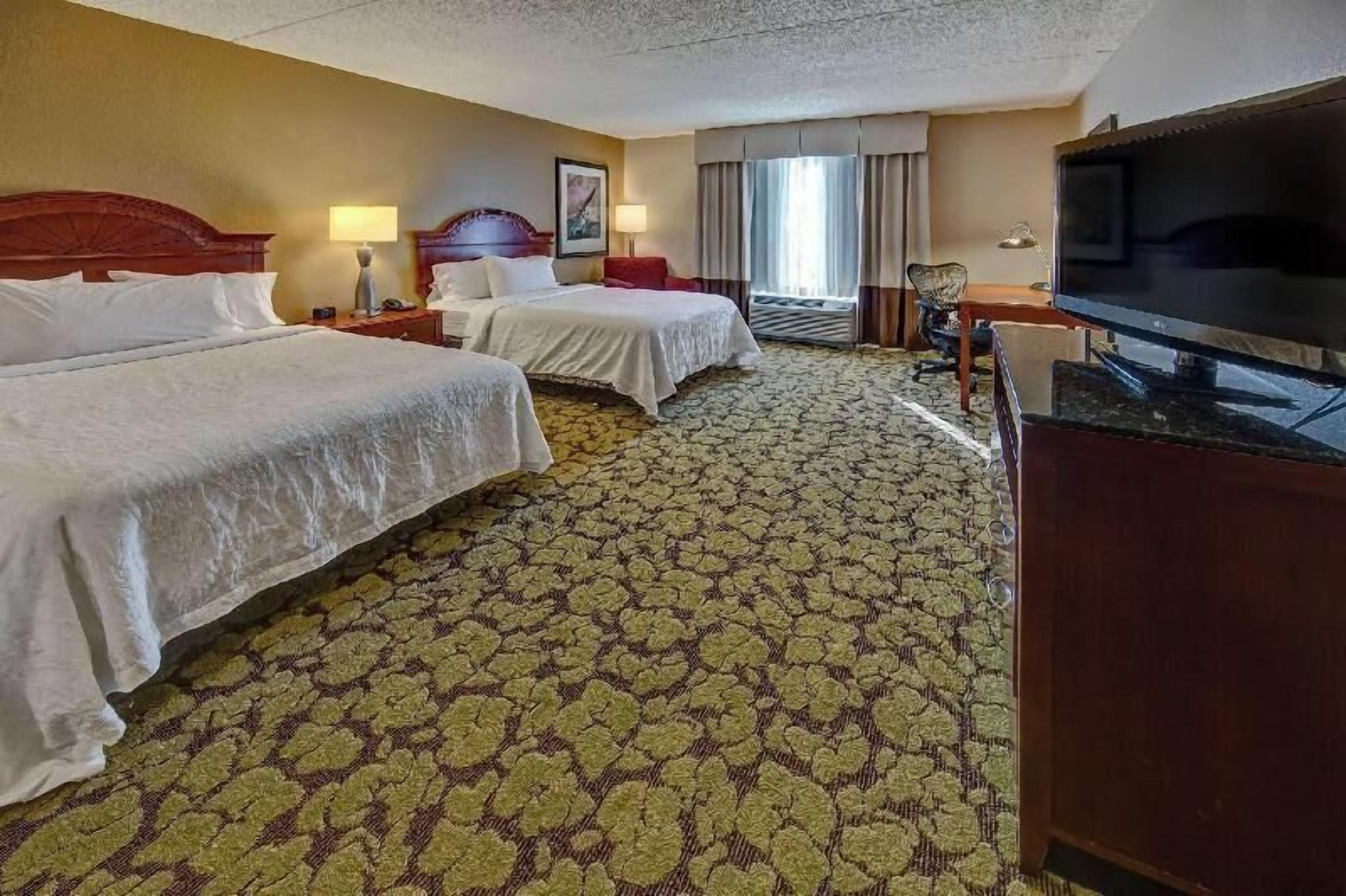 高級寝具、セーフティボックス (室内)、デスク、アイロン / アイロン台