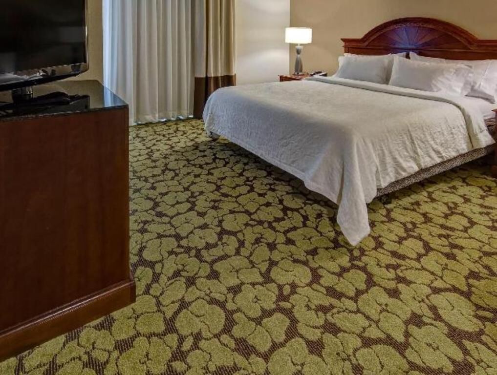 高級寝具、セーフティボックス (室内)、デスク、アイロン / アイロン台