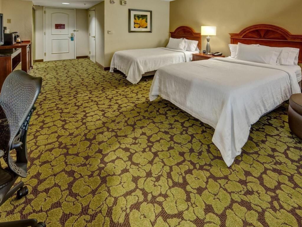 高級寝具、セーフティボックス (室内)、デスク、アイロン / アイロン台