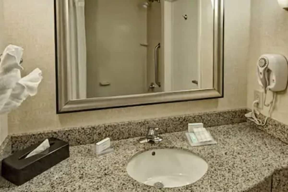 Een bad/douchecombinatie, gratis toiletartikelen, een haardroger